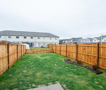 Bright & Spacious 3 Bedroom Townhouse in Welland!! - Photo 3