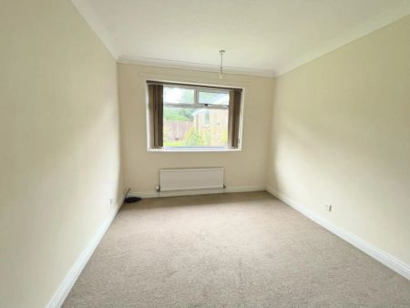 Get ready! 2/3 Bedroom bungalow in a popular spot just off Sands Lane in Oulton Broad, Detached with gardens, garage & Driveway REQUEST YOUR VIDEO TOUR TODAY! - Photo 4