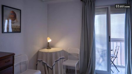 Rooms for rent in 5-bedroom apartment in Torrefiel - Photo 5