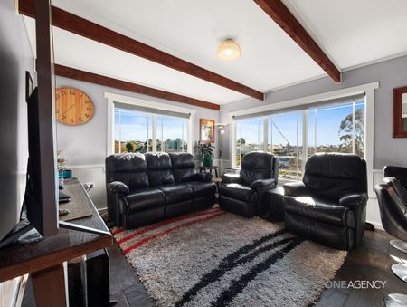 Family Living - With A Sunny Outlook! - Photo 2