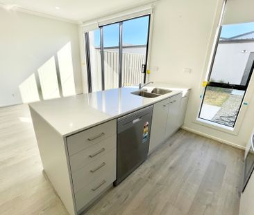 Contemporary 4-Bedroom Family Home Overlooking Park & Waterway - Photo 6