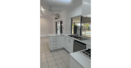 3 Bedroom House in Mount Sheridan - Photo 2