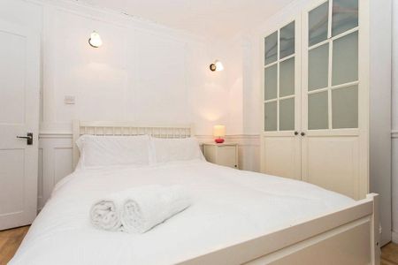 3 bedroom flat in Soho - Photo 4