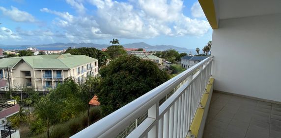 A LOUER TRES GRD ET BEAU T3 QUARTIER GERBEAU FORT DE FRANCE AVEC VUE MER CLIMATISEE -TERRASSE VITREE - Photo 2