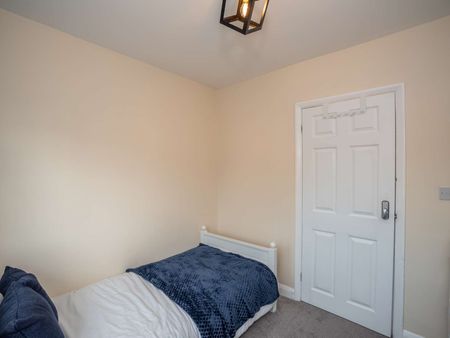 Beautiful rooms available in a professional house share - Photo 3