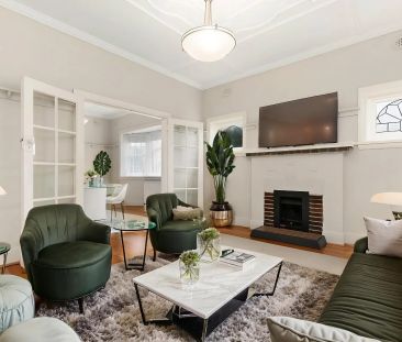 Deco Townhouse With Timeless Charm - Photo 3