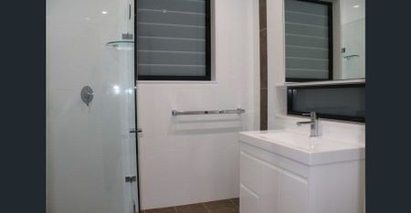 Modern 3 Bedroom Full Brick Duplex - Photo 4