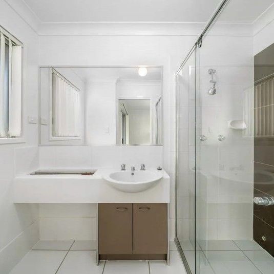 3BR townhouse in a convenient location - Photo 1