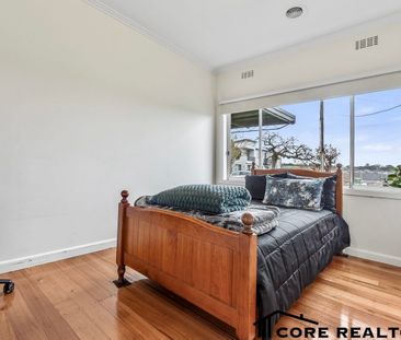 Spacious & Stylish Family Living in the Heart of Pakenham - Photo 6