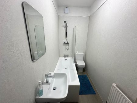 Glebe Avenue (Room 1), Kirkstall, Leeds - Photo 2