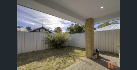 Spacious 3-Bedroom Home with Modern Kitchen & Outdoor Living - Photo 5
