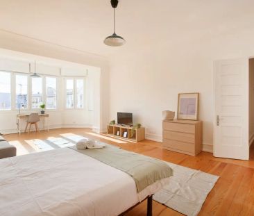 Room in a shared 7-bedroom apartment for rent in Lisbon - Photo 3