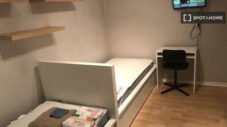 Beds for rent in a shared room for students in Dublin - Photo 3