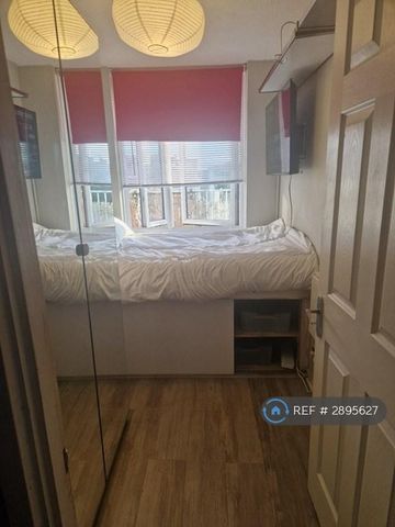 1 bedroom in a flat share to rent - Photo 5