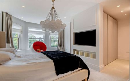 Luxurious three bedroom apartment in the heart of Alderley Edge, fully furnished, and with gated parking. - Photo 3