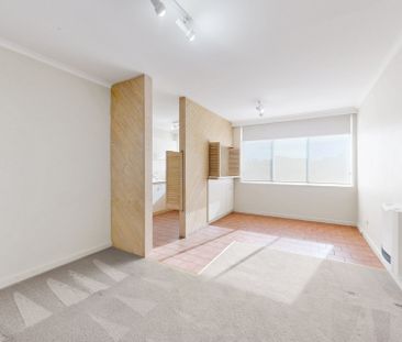 Charming Two-Bedroom Apartment in Prime Essendon Location - Photo 5