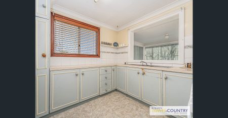 CHARMING 3 BEDROOM FAMILY HOME - Photo 2