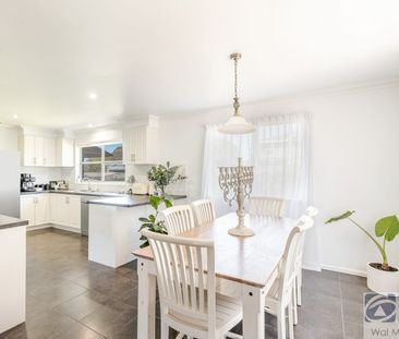 IMMACULATE FAMILY HOME - Photo 4