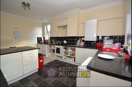 2 Bedroom Houses Flats in Leeds LS6 - Photo 4