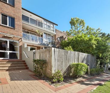 Unique Ground Floor Unit with Garden - Photo 3