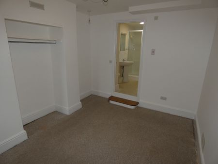 2 bed Apartment - To Let - Photo 5