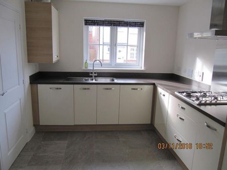 2 bedroom semi-detached bungalow to rent - Photo 4