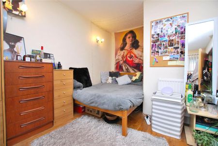 4 bedroom semi-detached house to rent - Photo 2