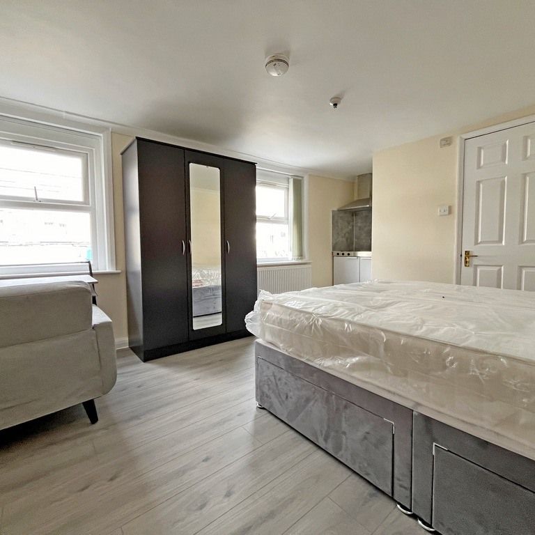 Bell Road, TW3, Hounslow - Photo 1