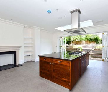 Elegant Grade II Listed residence set over five floors with larger than usual garden in the heart of Windsor. - Photo 2