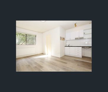 Low Maintenance and and Secure Studio in Prime St Kilda Location - Photo 2