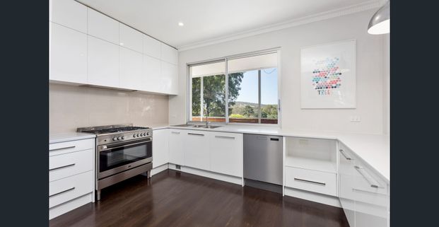 Delightful Family Haven in Tranquil Glenalta - Photo 1