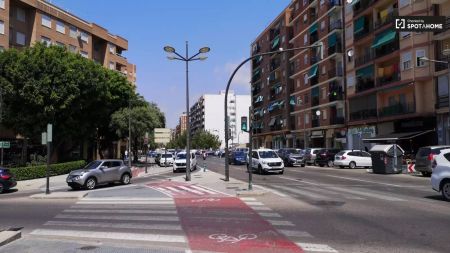 Room for rent in 5 bedroom apartment in Benicalap - Foto 5