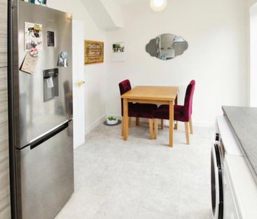 A superb property in a fantastic location, this lovely two bed end ... - Photo 5