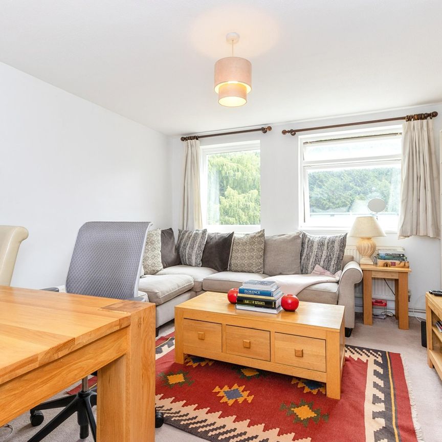 1 bedroom flat to rent Harrowdene Gardens, Teddington, TW11 - Photo 1