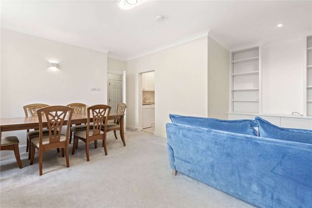 A light and bright two bedroom flat in an exceptional building - Photo 1