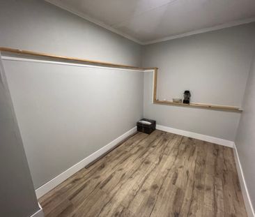 5 Bedroom House Near Terry Fox Elementary! - Photo 3