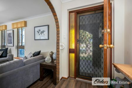 Charming 3-Bedroom Home Just Metres from Safety Bay Beach! - Photo 4
