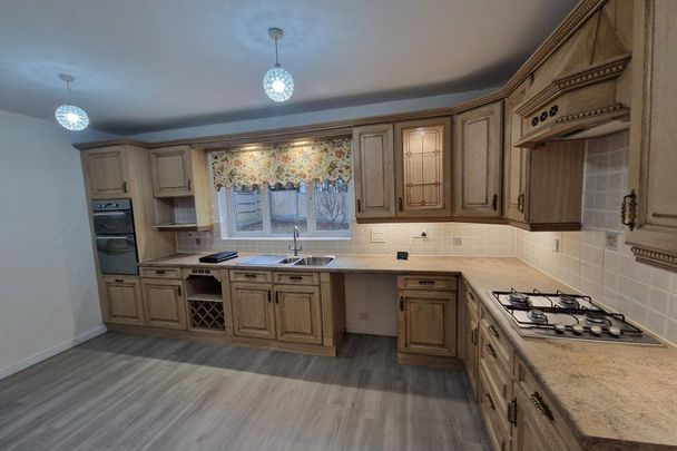 College Green, YEOVIL - Photo 1