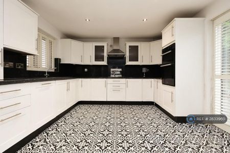 4 bedroom detached house to rent - Photo 2