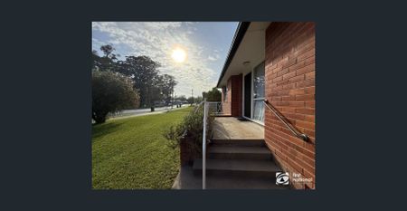 Charming and well maintained home in a great location - Photo 2