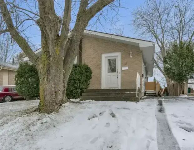 3 Bedroom Main Floor Unit with In-Suite Laundry & Parking – Central Kingston | 9 Rockford Place, Kingston - Photo 1