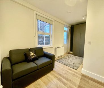 A ground floor apartment with a private garden and a private access... - Photo 2