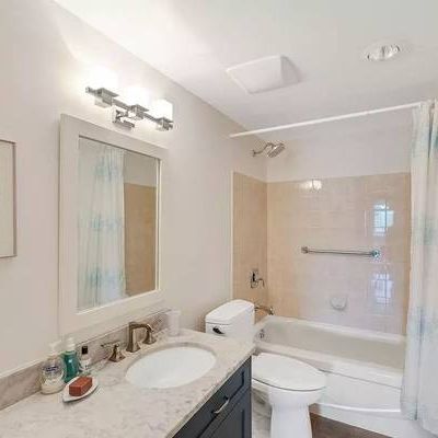 Best location in Victoria! 2 bed 2 bath condo in Fairfield. - Photo 3