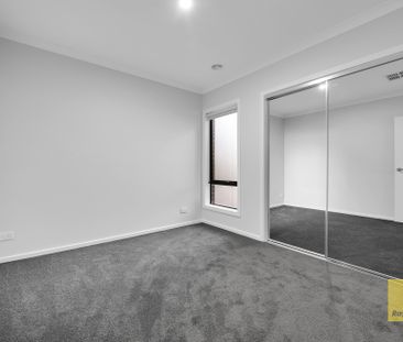 Brand New Spacious Family Home with Double Garage & Year-Round Comfort - Photo 1