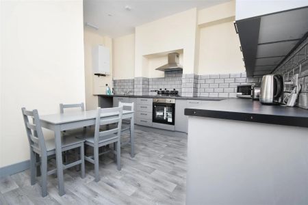 1 bed house share to rent in Renshaw Street, Burnley, BB10 - Photo 4