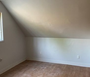 48 Rose #4 Barrie | $1300 per month | Plus Hydro - Photo 2