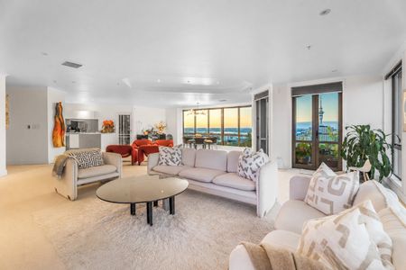 Executive Living with Spectacular Views - Photo 3