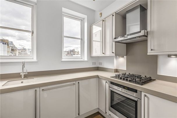 A stunning second floor apartment located on a quiet mews in central Marylebone. - Photo 1