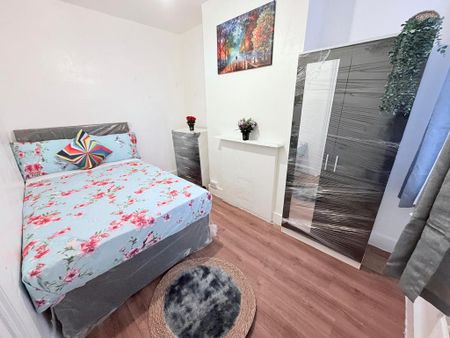 5 bedroom semi-detached house to rent - Photo 4