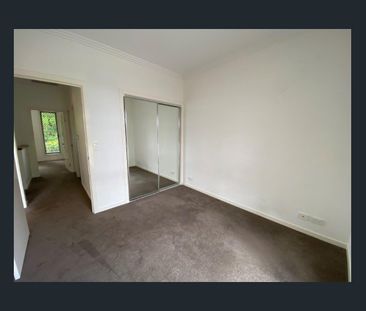 Spacious Townhouse with Ducted Air Conditioning - Photo 2